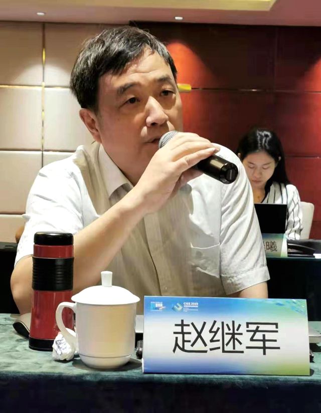 蓝讯光科技董事长赵继军在研讨会上就面向商业客户的移动互联营销管理